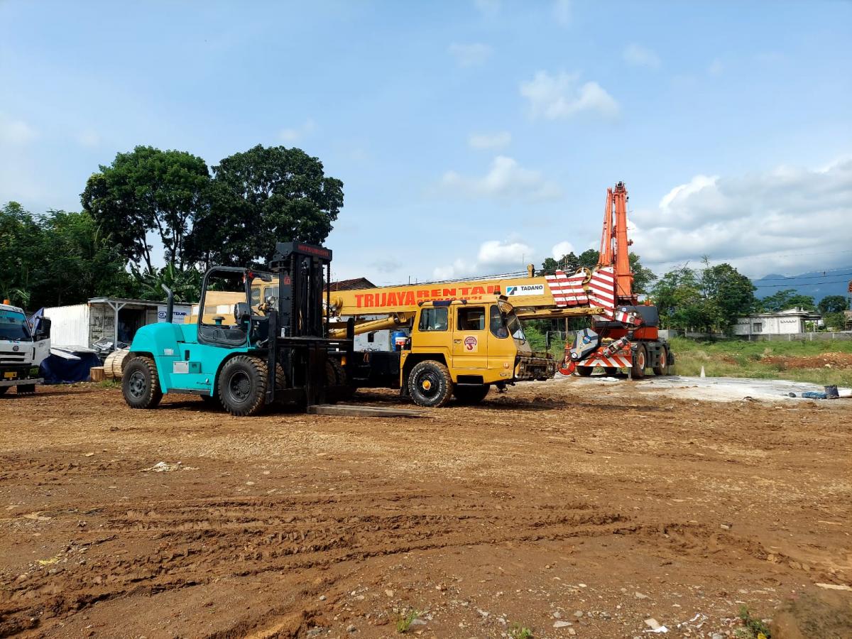 Crane 25 ton dan forklift 16 ton, Rental Forklift Semarang, Sewa Forklift Semarang, Persewaan Forklift Semarang