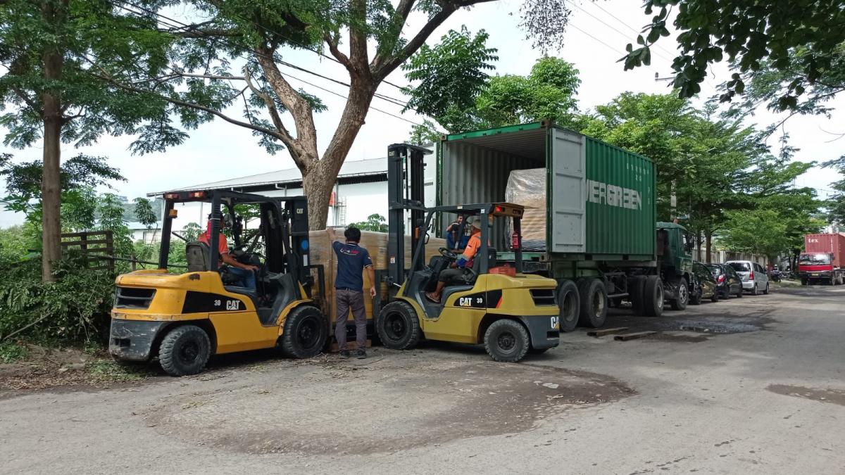 Forklift 3 ton 2 unit unloading genset, Rental Forklift Semarang, Sewa Forklift Semarang, Persewaan Forklift Semarang