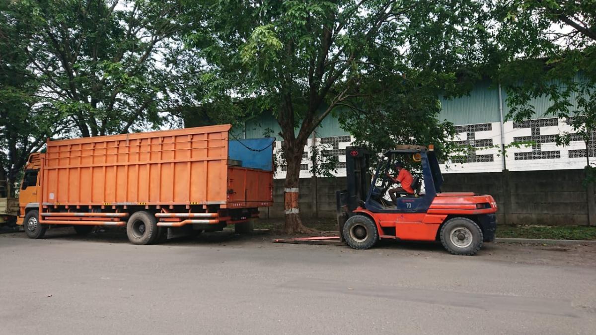 Forklift Toyota 7 Ton bongkar barang, Rental Forklift Semarang, Sewa Forklift Semarang, Persewaan Forklift Semarang