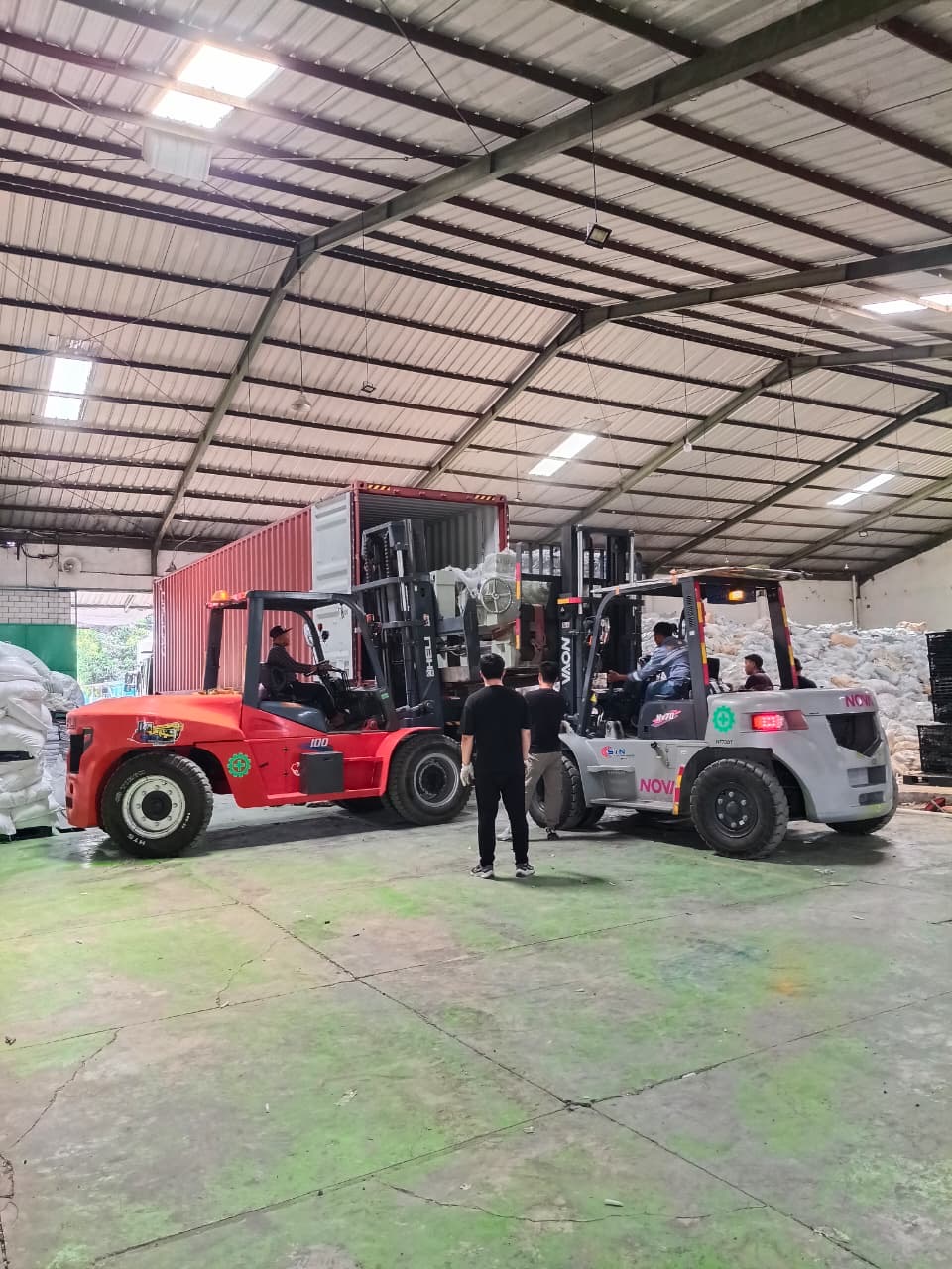 Forklift 10 ton & Forklift 7 Ton menurunkan mesin press