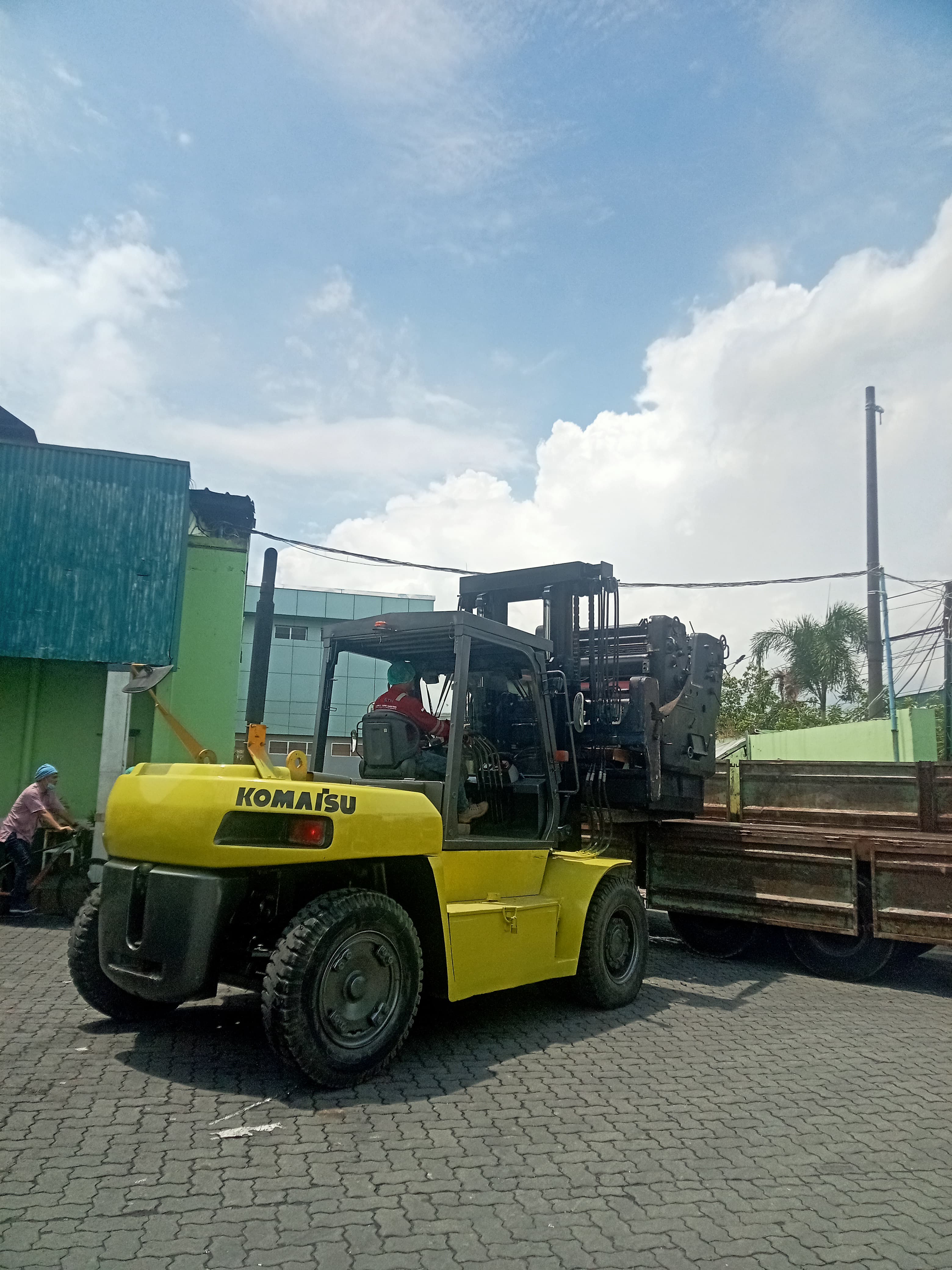 Forklift 12 ton muat mesin kertas pabrik