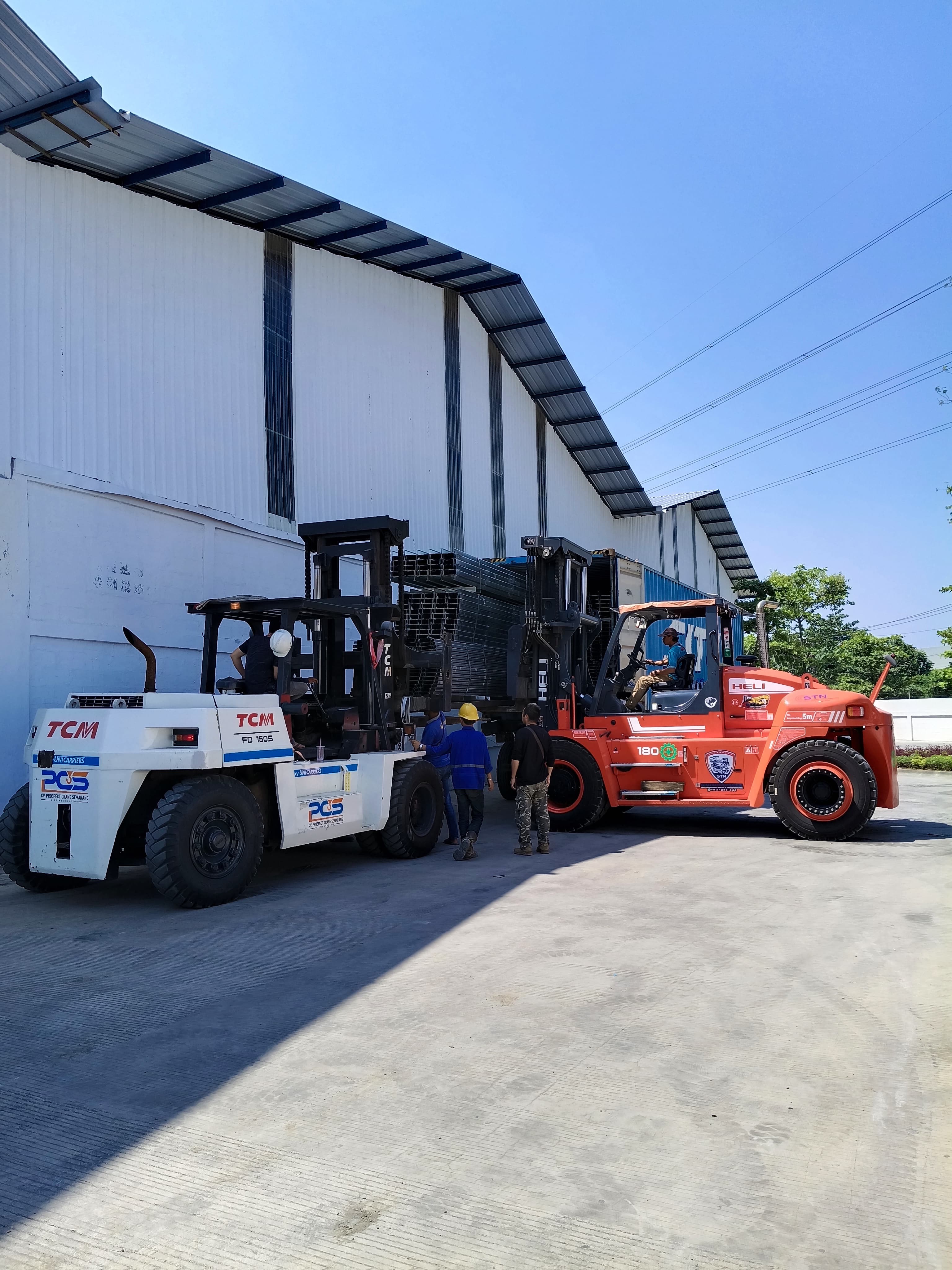 Forklift 15 ton dan Forklift 18 ton bongkar baja