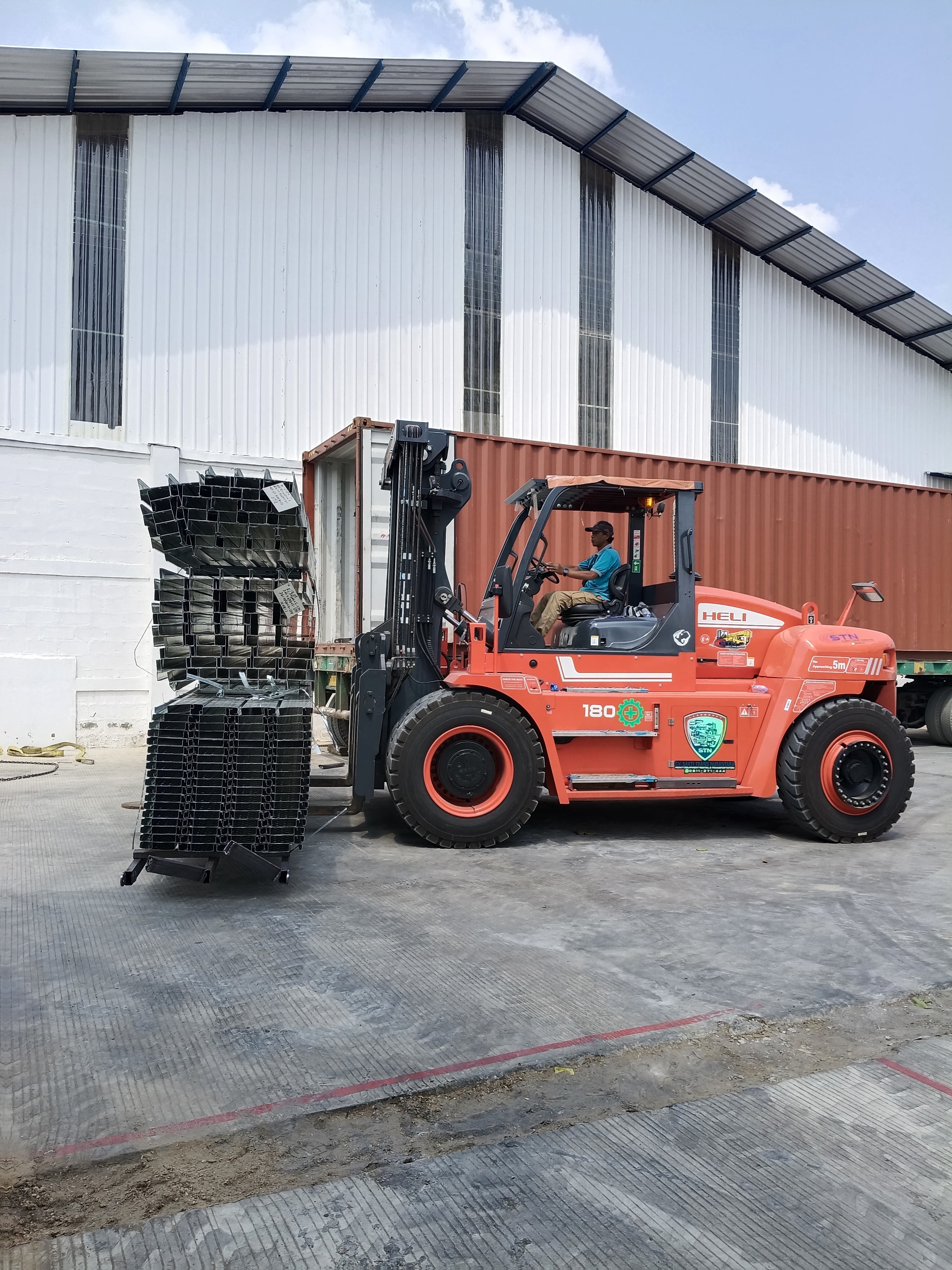 Forklift 18 ton bongkar baja dalam container