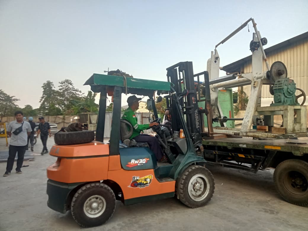 Forklift 3 ton muat mesin kertas pabrik
