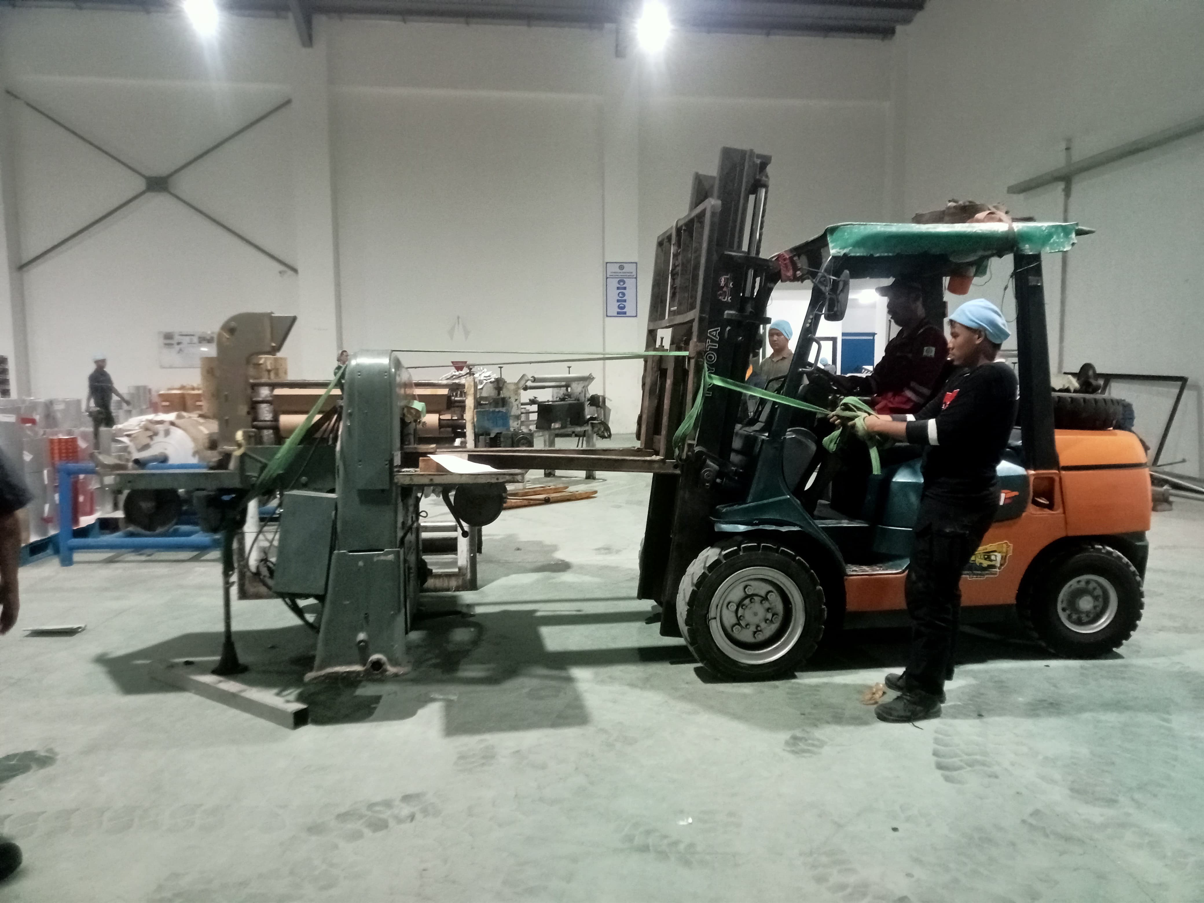 Forklift 3 ton setting mesin pabrik kertas