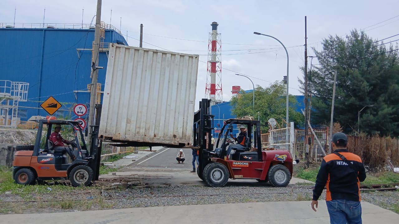 Forklift 7 ton & Forklift 3 ton muat container office
