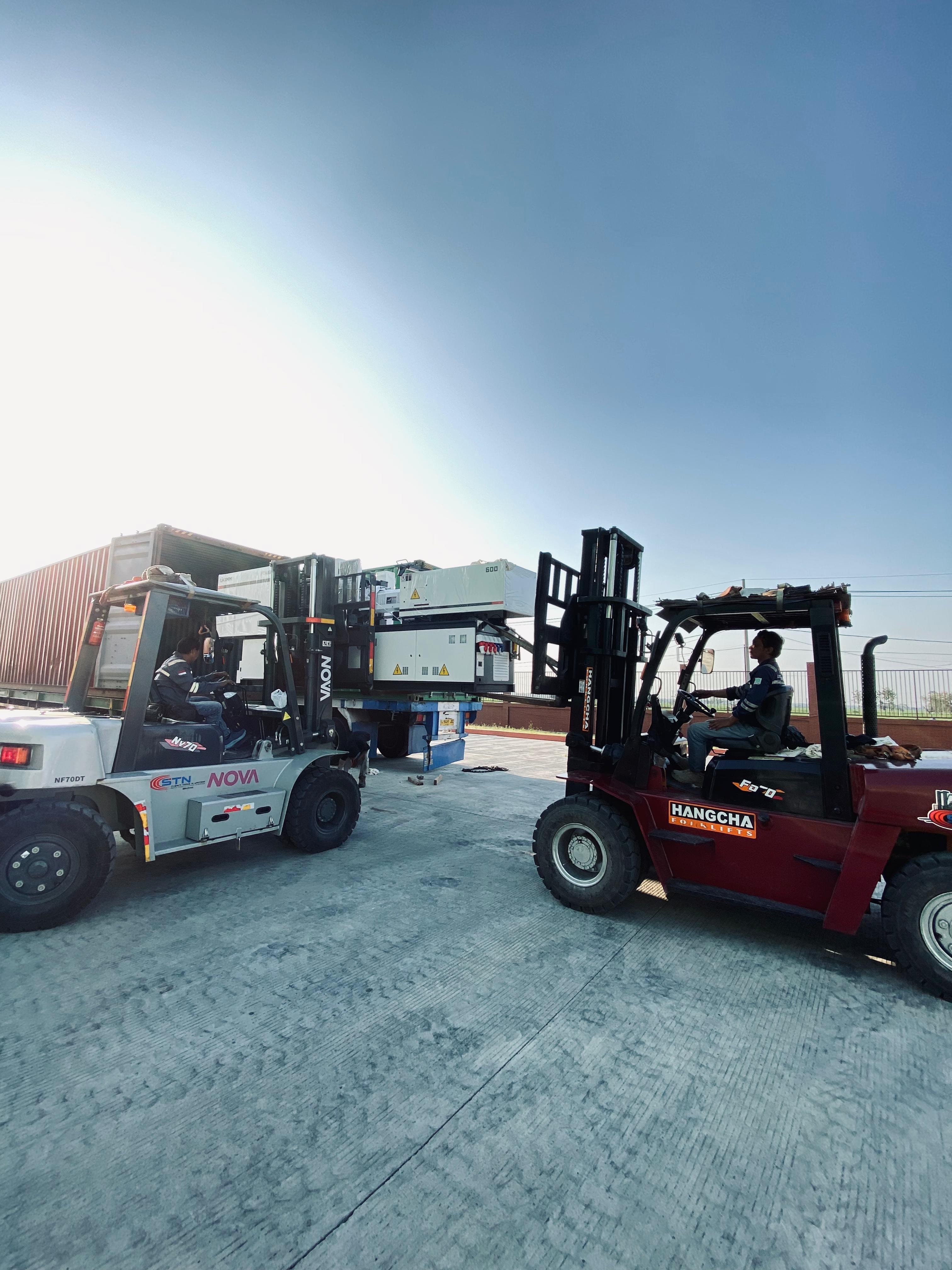 Forklift 7 ton 2 unit penurunan mesin inject - CV. Sakti Trans Nusantara