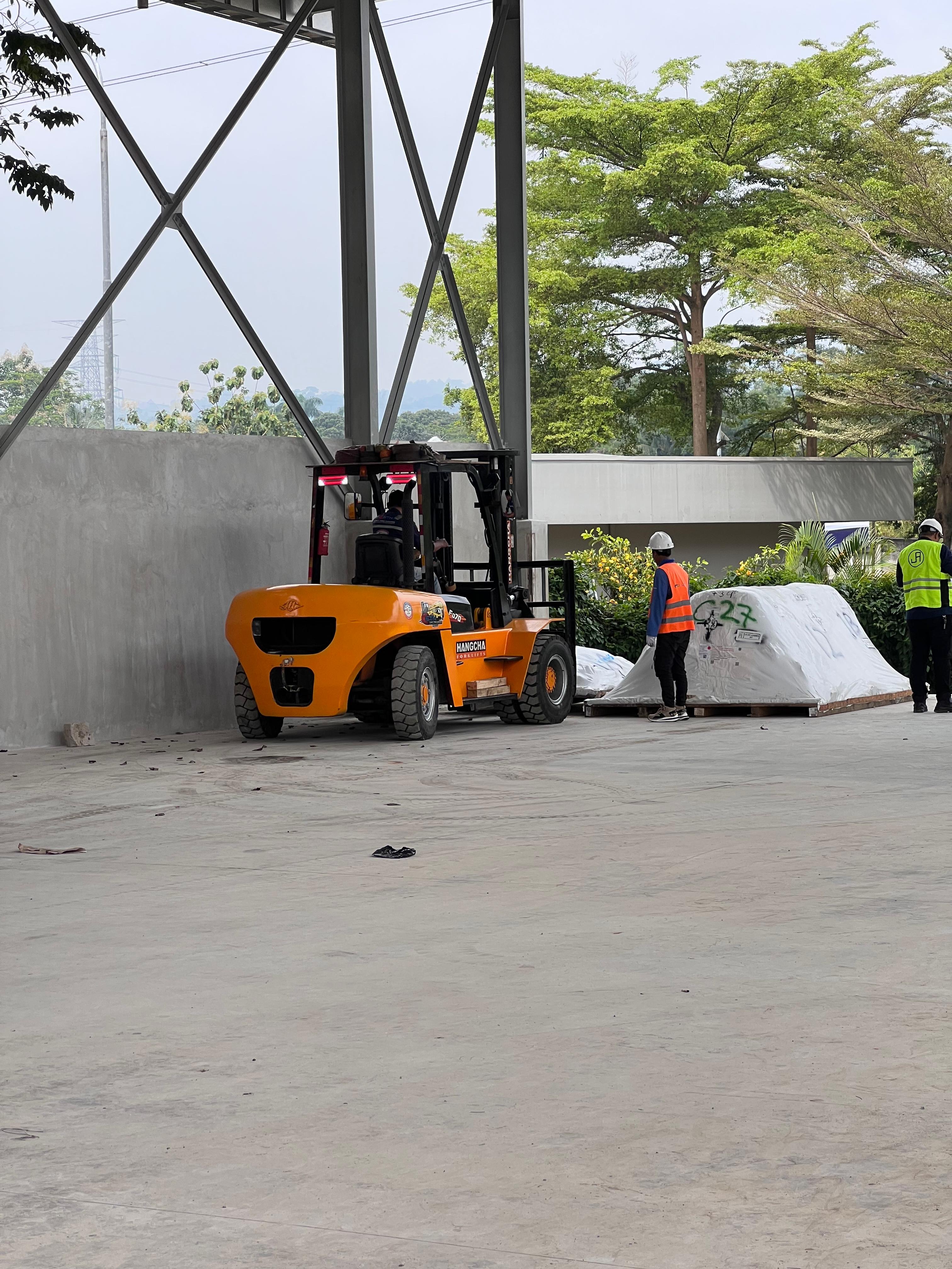 Header Image - Forklift 7 ton bongkar barang - CV. Sakti Trans Nusantara