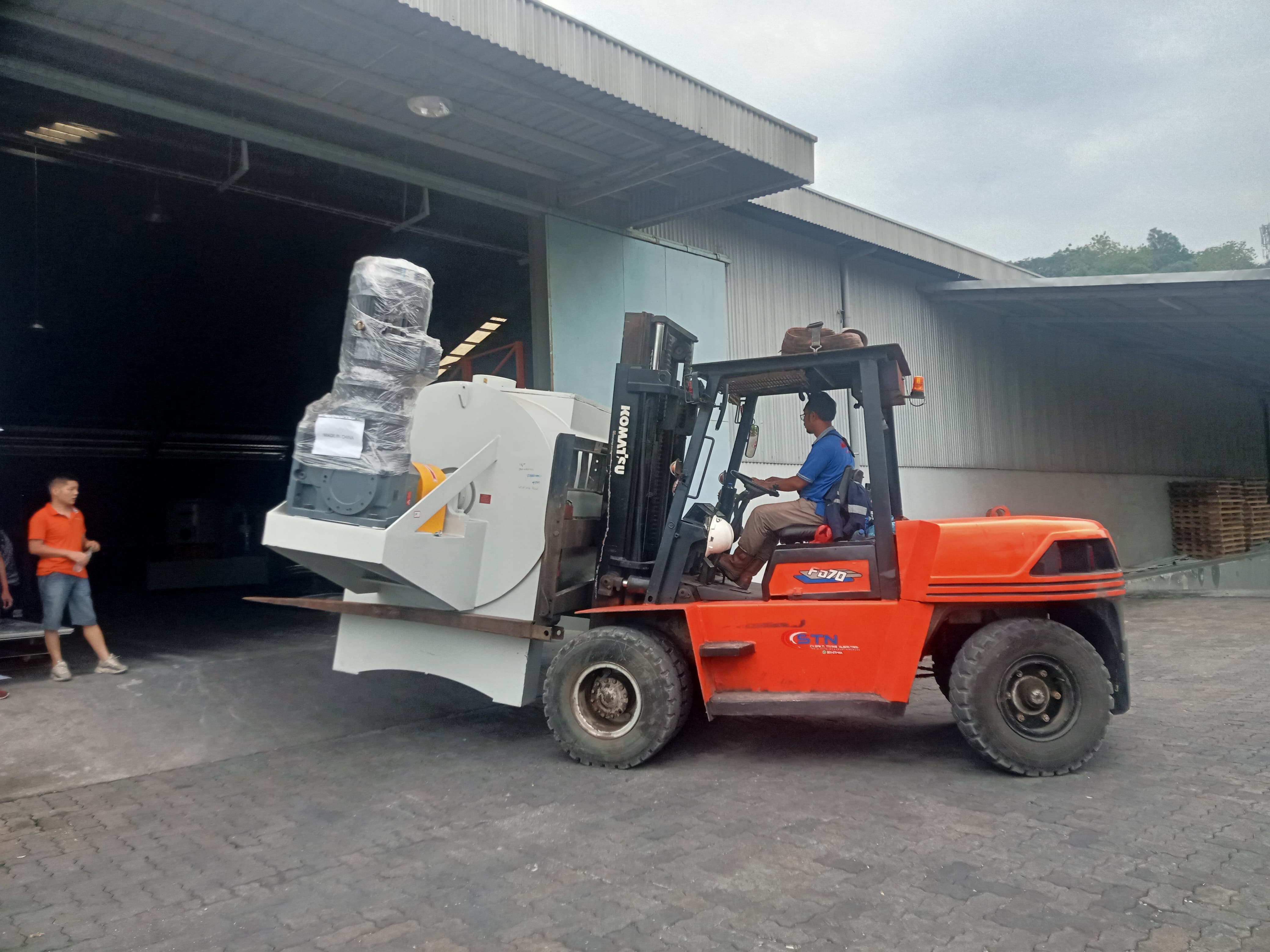 Forklift 7 ton moving mesin kertas