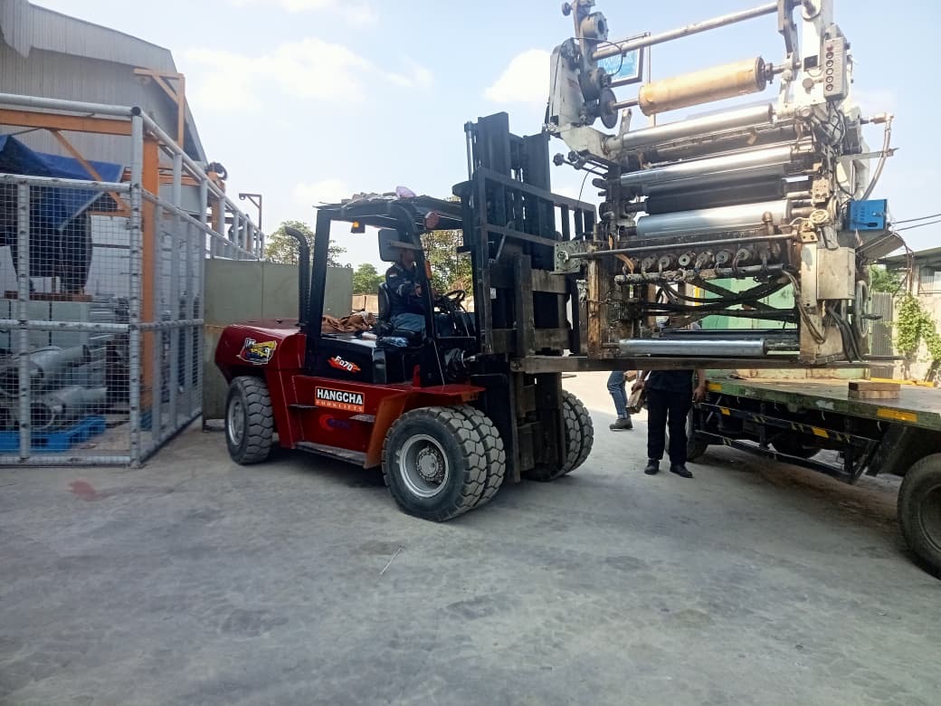 Forklift 7 ton muat mesin kertas pabrik