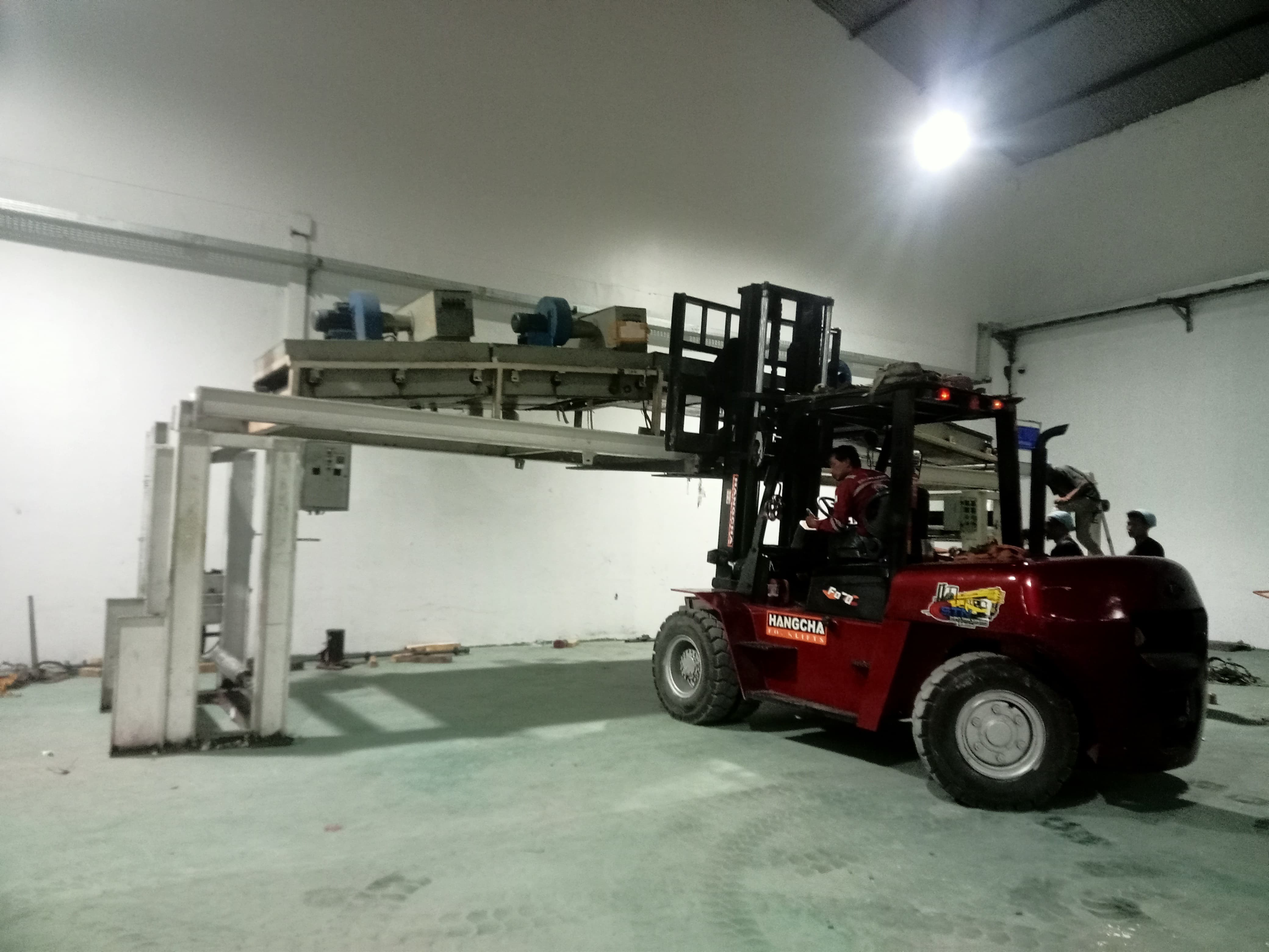 Forklift 7 ton setting mesin pabrik kertas