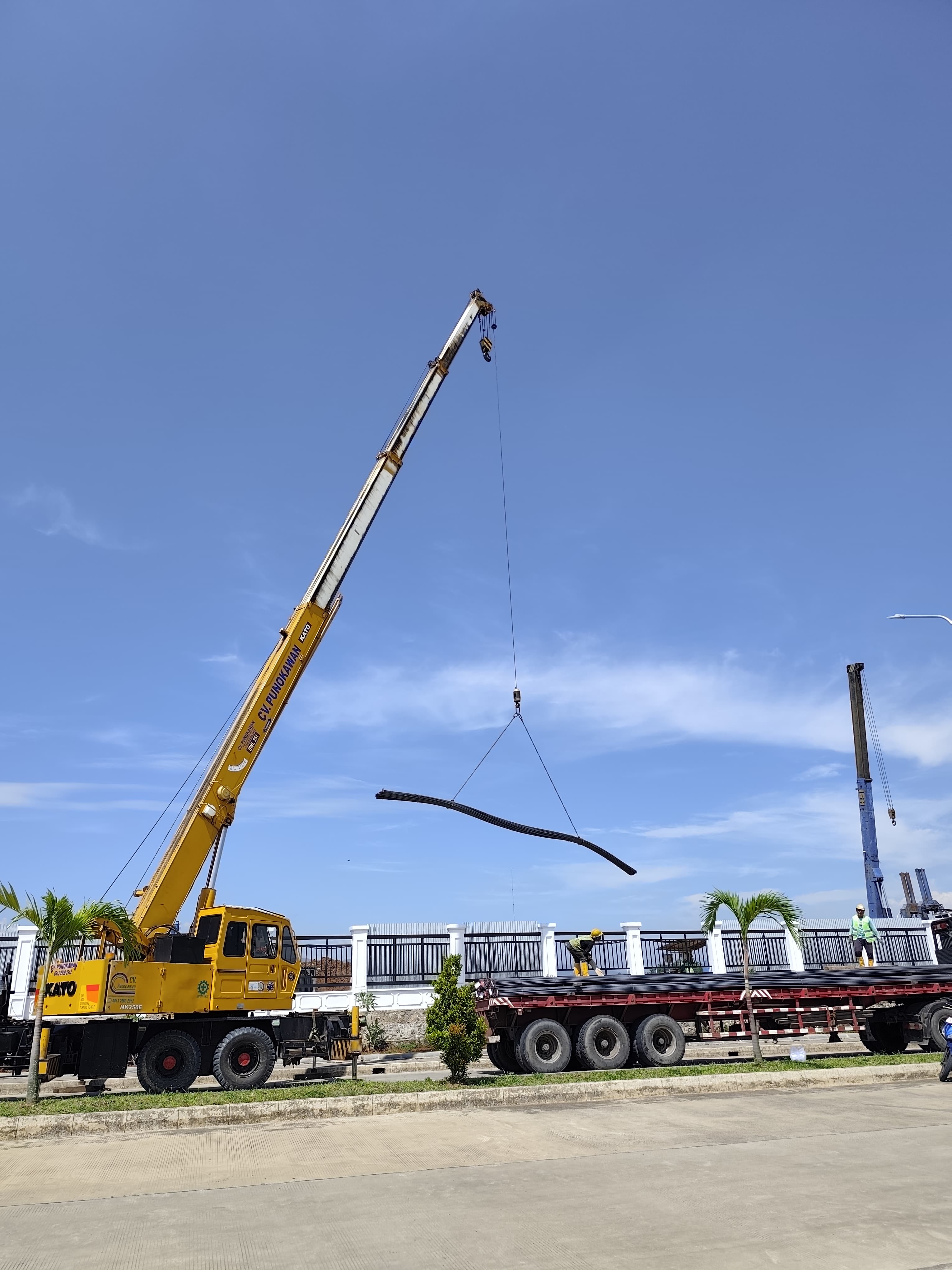 Header Image - Mobil crane 25 ton bongkar besi - CV. Sakti Trans Nusantara