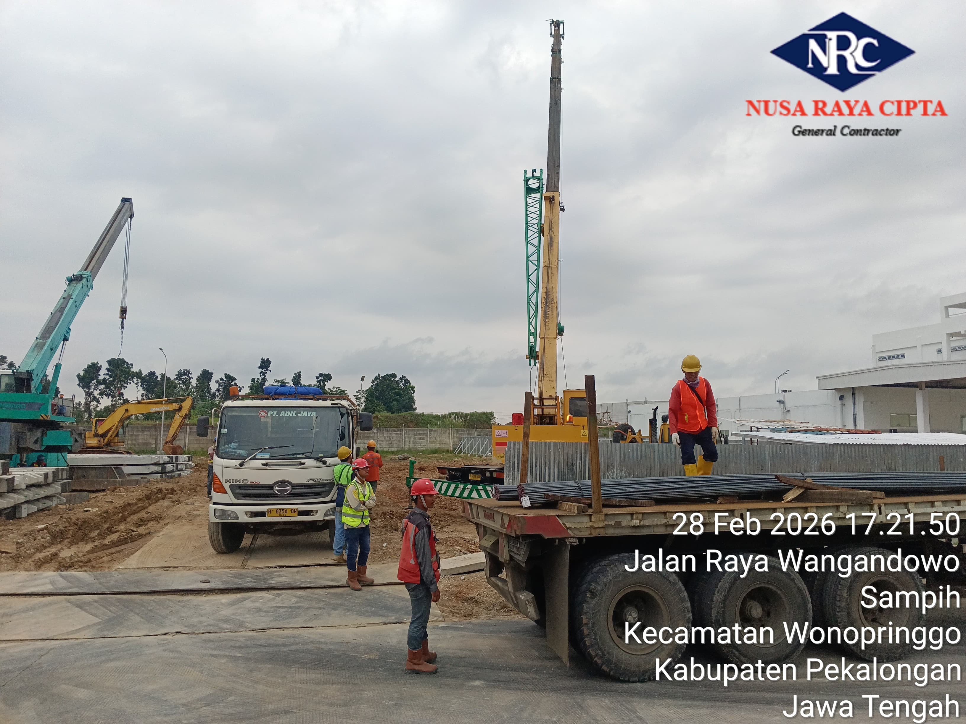 Mobil crane 25 ton langsir besi proyek