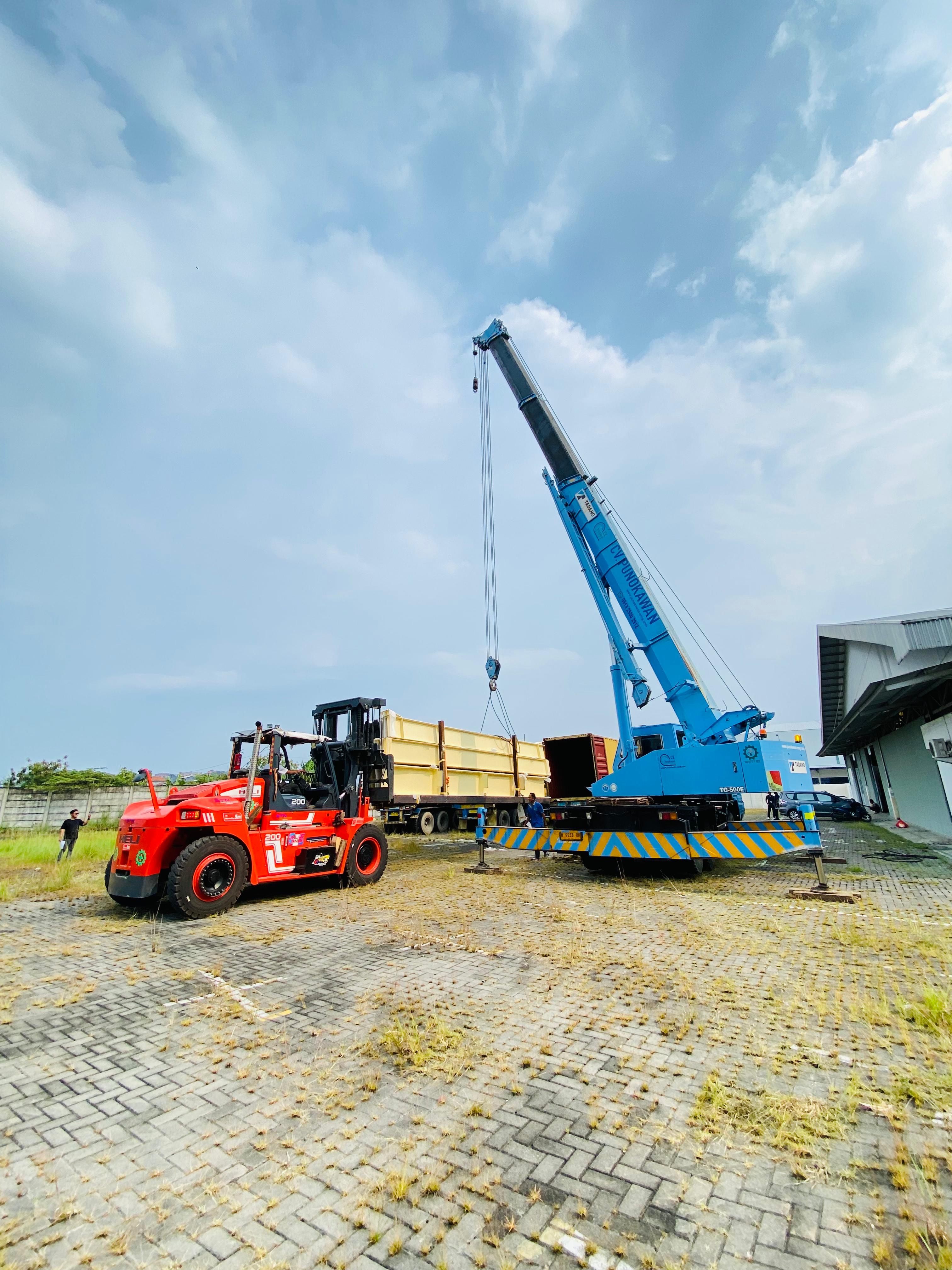Mobil crane 50 ton & Forklift 20 ton unloading baja