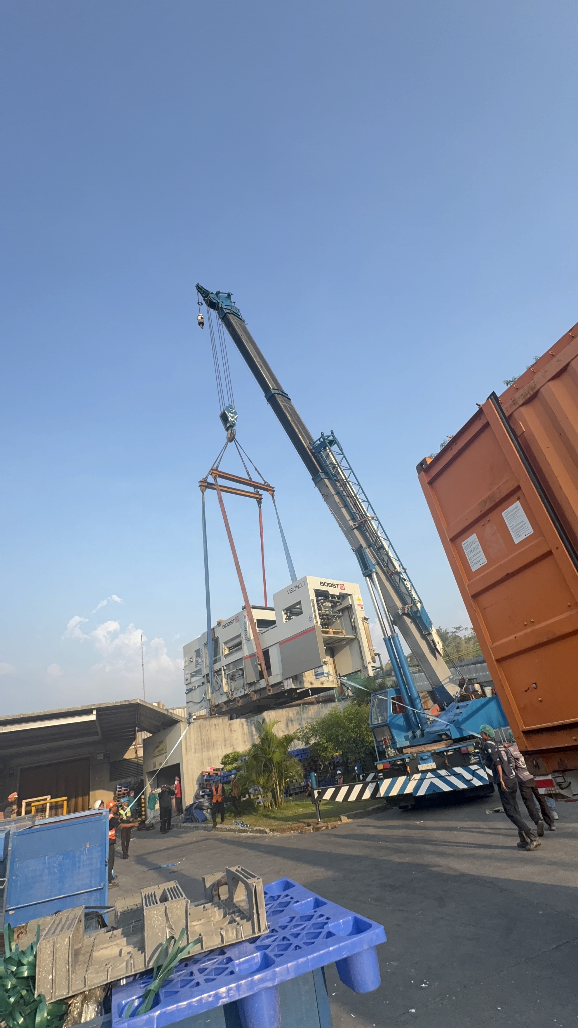 Mobil crane 50 ton bongkar mesin container open top