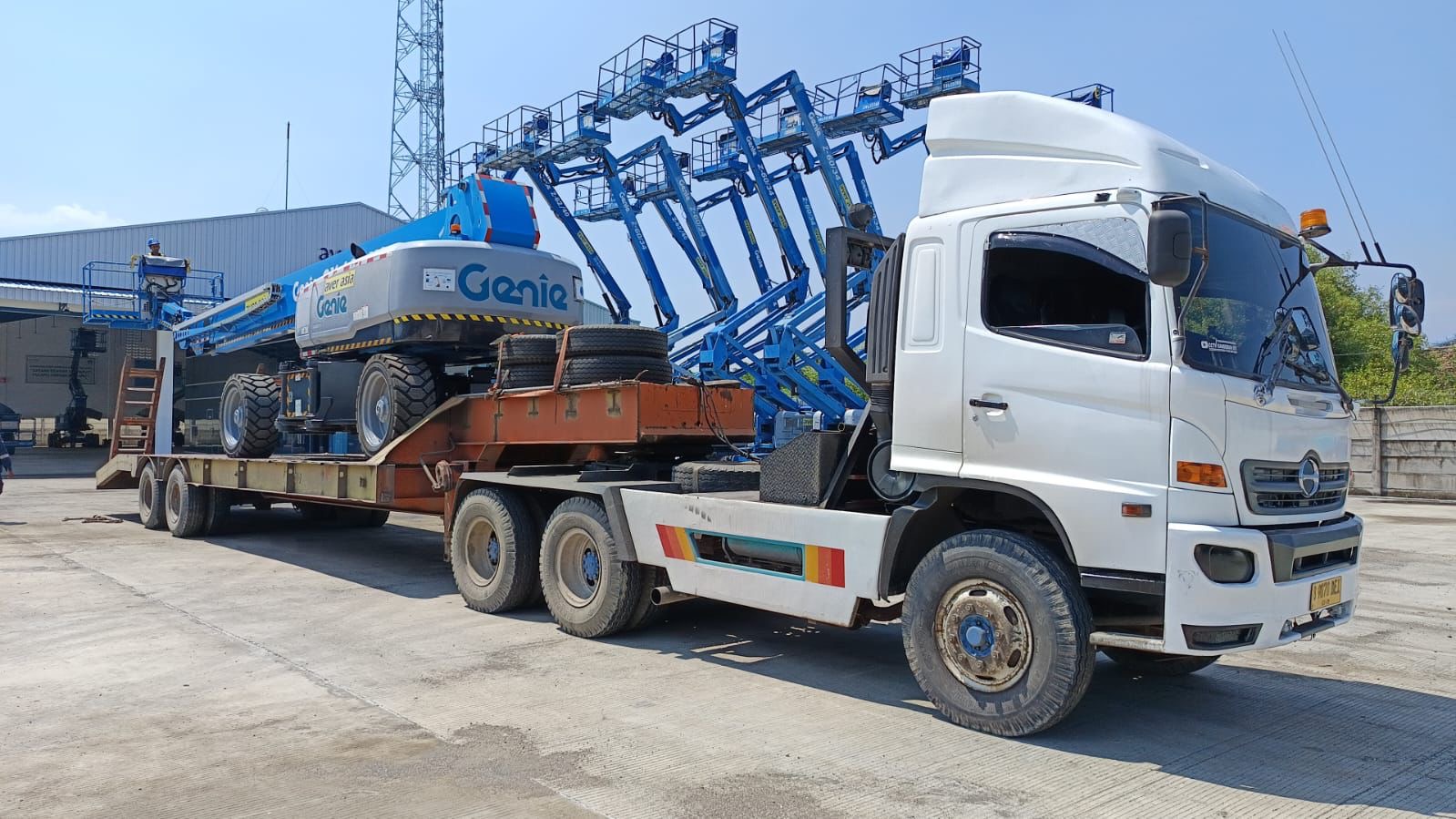 Mobilisasi lowbed muat scissorslift
