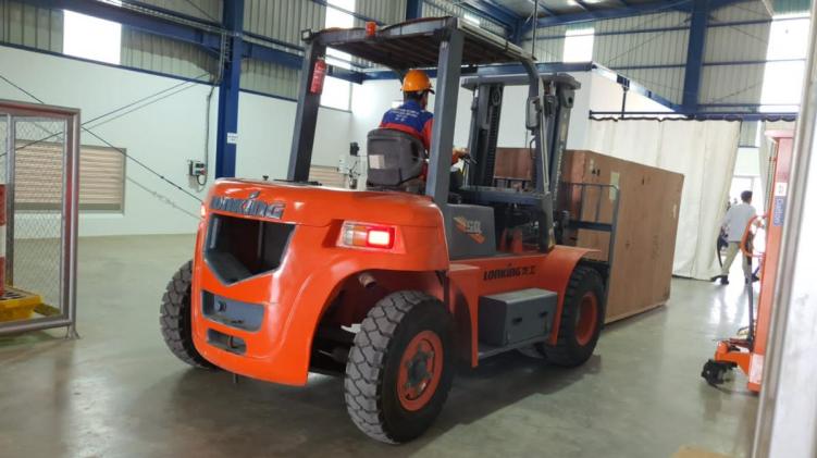 Sewa Forklift Semarang, Mudahkan Pemindahan Barang Jarak Dekat