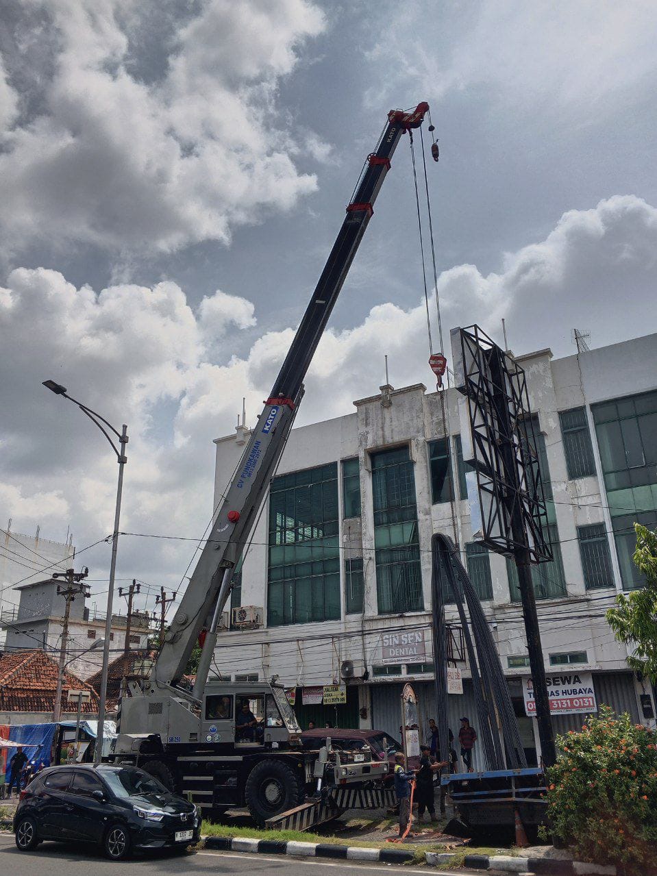 Roughter crane 25 ton bongkar besi 