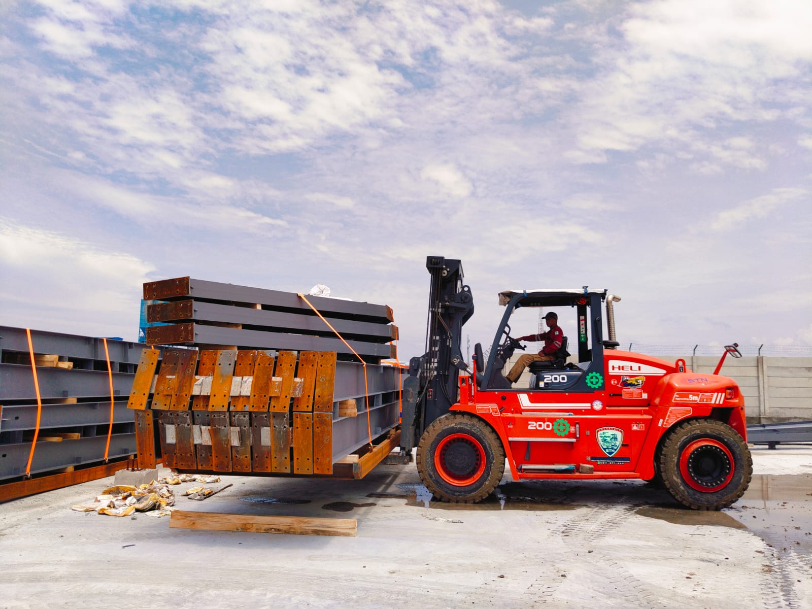Sewa Forklift Semarang yang Tepat untuk Semua Kebutuhan - CV. Sakti Trans Nusantara